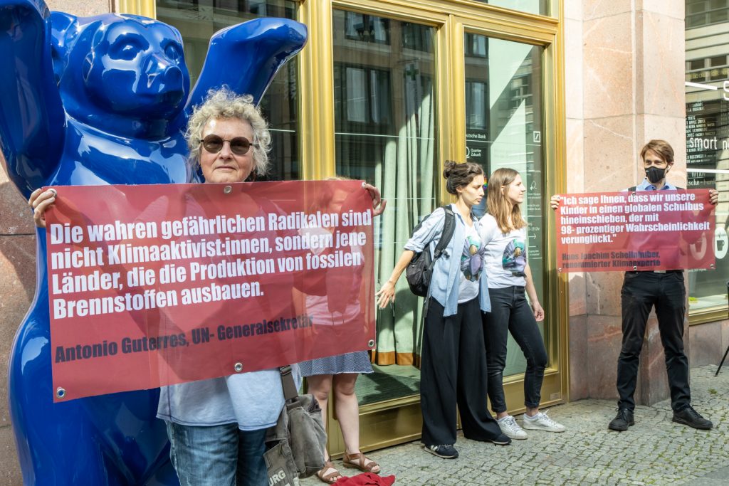 Eltern fordern den Stop des fossilen Wahnsinns vor der Deutschen Bank.